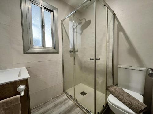 a bathroom with a shower and a toilet and a sink at Habitación privada en apartamento compartido junto al Aeropuerto y Fira Barcelona in El Prat de Llobregat