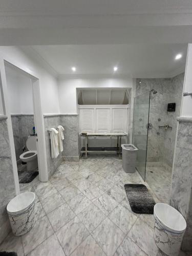 un ampio bagno con doccia e WC di Villa Ray a Gros Islet