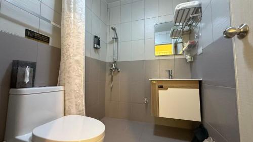 a bathroom with a toilet and a shower and a sink at 金門58旅宿 可包棟 好停車 近市區 近金門大橋 in Hsia-pu-hsia