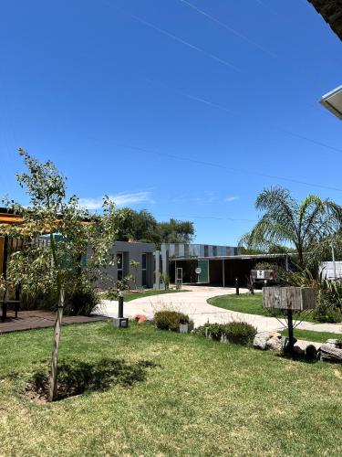 a view of a house from the yard at Departamentos Equipados Realico in Realicó