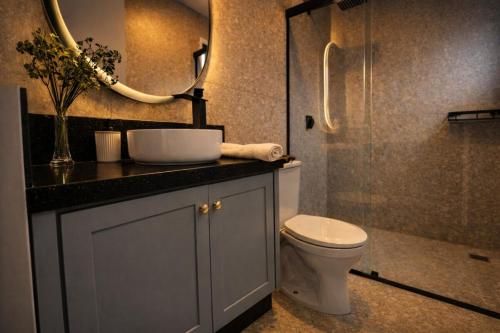 a bathroom with a toilet and a sink and a shower at Cabana Industrial in Palhoça
