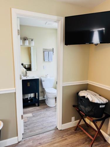 a bathroom with a toilet and a sink at Nestle Inn in Hermann