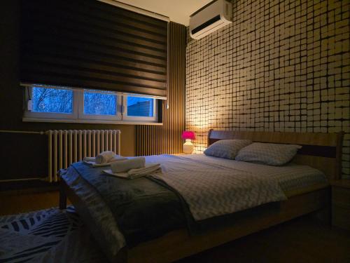 Llit o llits en una habitació de Lungro's Square Apartment