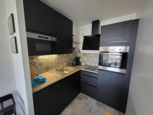 Studio neuf proche plage et commerces, balcon vue mer