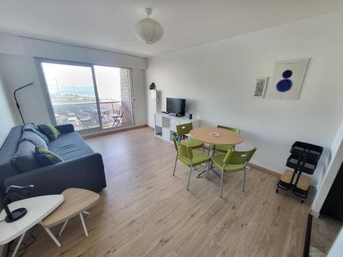 Studio neuf proche plage et commerces, balcon vue mer