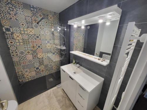 Studio neuf proche plage et commerces, balcon vue mer