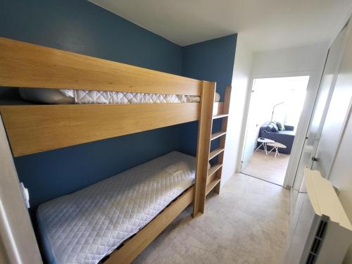 Studio neuf proche plage et commerces, balcon vue mer