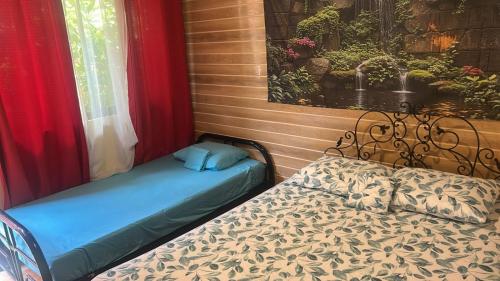 two beds sitting next to a window in a room at Nambí Rooms alojamiento no tradicional in Nambí