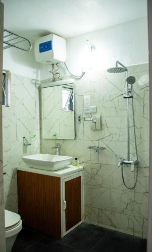 a bathroom with a sink and a shower at MGM Daisy Resorts in Nuwara Eliya