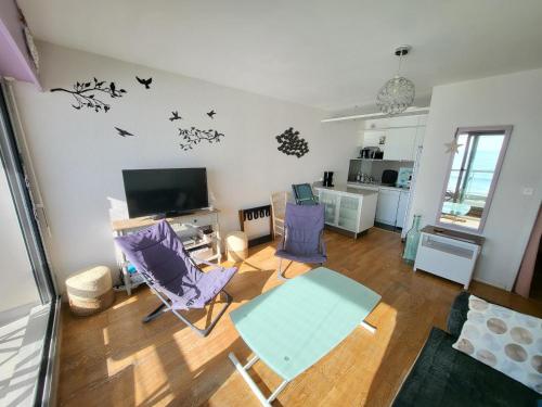 Studio avec balcon, WIFI, et parking proche plage