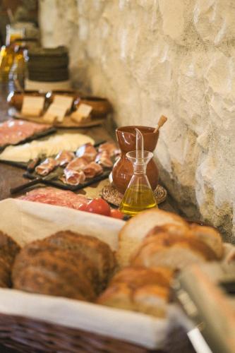 ein Tisch mit einem Tablett mit Brot und anderen Speisen in der Unterkunft Off Grid Girona in Beuda