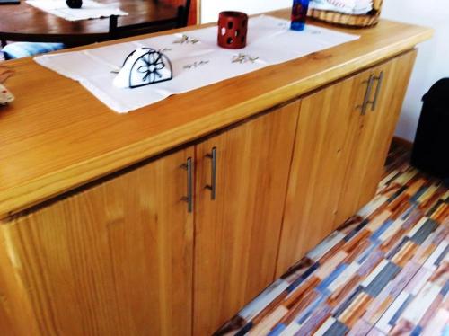 a wooden cabinet with a counter top with a table at Cabañas Vista Parapentes in Maitencillo