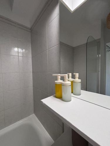 a bathroom with a sink and a bath tub at Studio cosy - Proche centre Dijon in Dijon