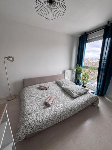 a bedroom with a bed with two towels on it at Studio cosy - Proche centre Dijon in Dijon