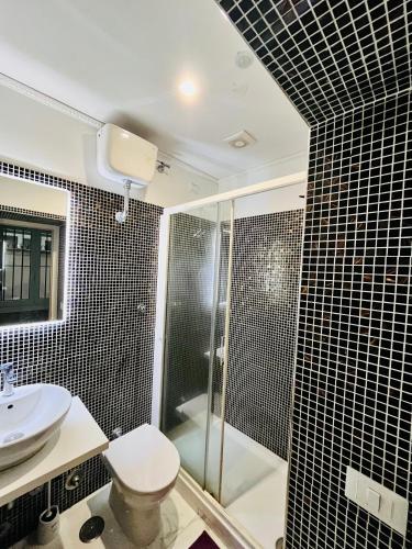 a bathroom with a shower and a toilet and a sink at Beauty Holidays in Rome