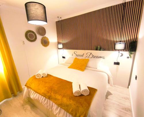 a bedroom with a bed with two towels on it at Apartamento Lances playa tarifa in Tarifa