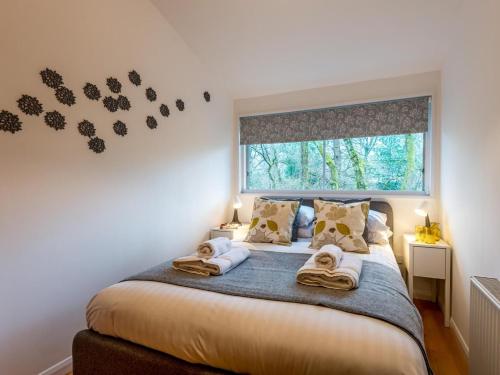 a bedroom with a bed with towels on it at 1 Bed in Brockenhurst oc-78005 in Beaulieu