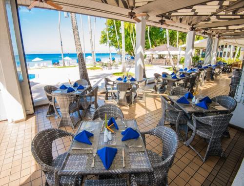 科罗尔Palau Pacific Resort & The Pristine Villas and Bungalows的餐厅配有桌椅和蓝色餐巾