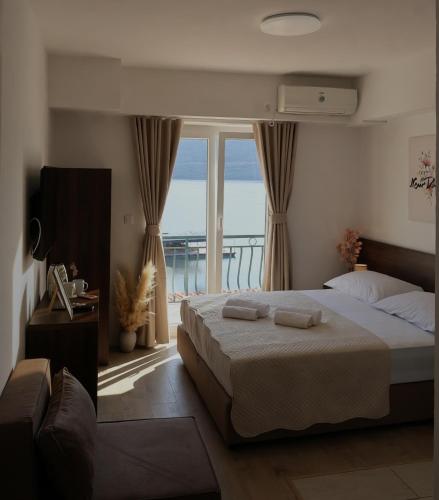 a bedroom with a bed with a view of the ocean at Solmare Neum Apartmani in Neum