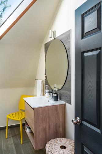a bathroom with a sink and a mirror at Anita y Tomás Bed & Breakfast in Nancagua
