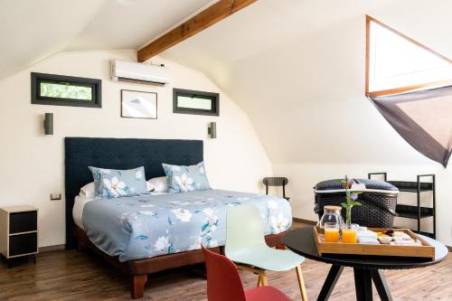 a bedroom with a bed and a table at Anita y Tomás Bed & Breakfast in Nancagua