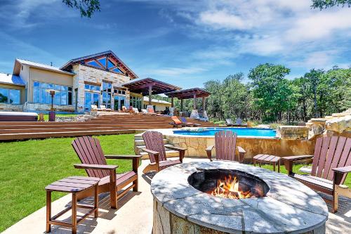 ein Garten mit Feuerstelle, Stühlen und einem Pool in der Unterkunft C L Ranch in Fischer