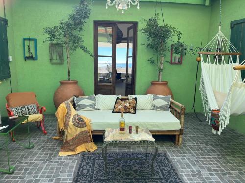 a living room with a couch and a table at Casona Islas Blancas in Camarones