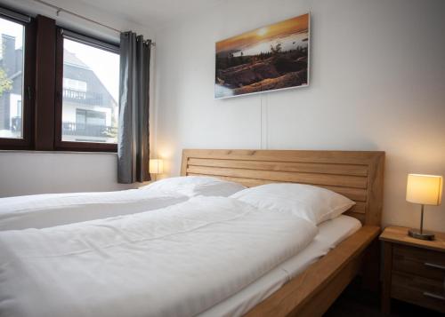 ヴィンターベルクにあるAppartement Dr. Suren-Strasse 13-4のベッドルーム(白い大型ベッド、ランプ2つ付)