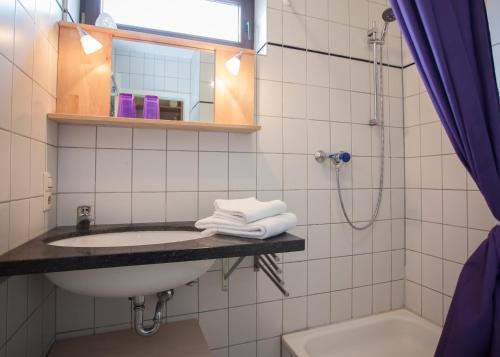 ein Badezimmer mit Waschbecken und Dusche in der Unterkunft Welcome in - Appartement met parking & skiberging, terras, centraal gelegen in Winterberg