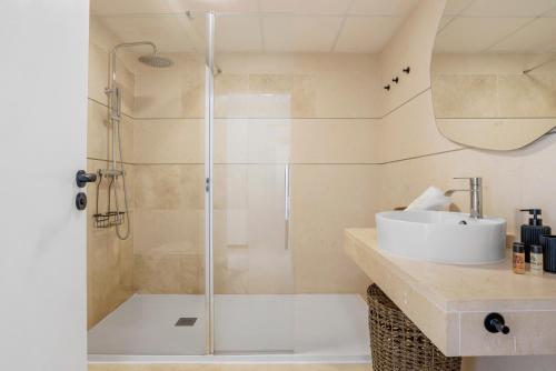 Luxury 2BR Penthouse - Rooftop, Pool, Sea Views