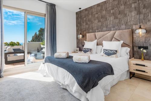 Luxury 2BR Penthouse - Rooftop, Pool, Sea Views