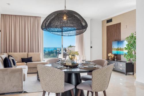 Luxury 2BR Penthouse - Rooftop, Pool, Sea Views
