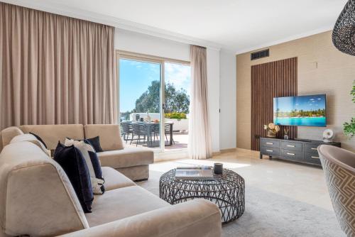 Luxury 2BR Penthouse - Rooftop, Pool, Sea Views