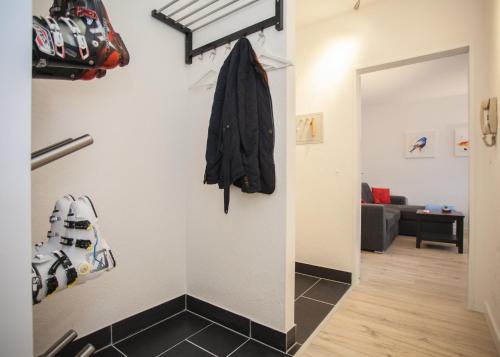 un corridoio che conduce a una camera con scarpe sul muro di Appartement Brink Am Waltenberg 57-59 a Winterberg