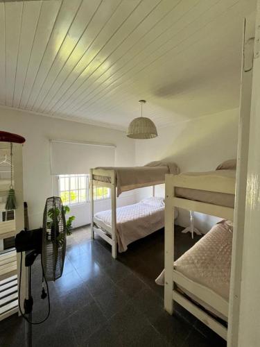 a bedroom with two bunk beds and a ceiling at La casita in Saladillo