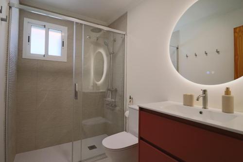 a bathroom with a shower and a toilet and a sink at Apartamento Toledo 8 in El Rompido