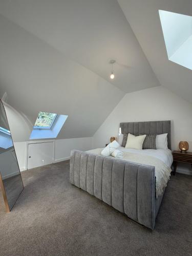 a bedroom with a large bed in a attic at Spacious Modern 4BR Nottingham City- QMC- Uni in Nottingham