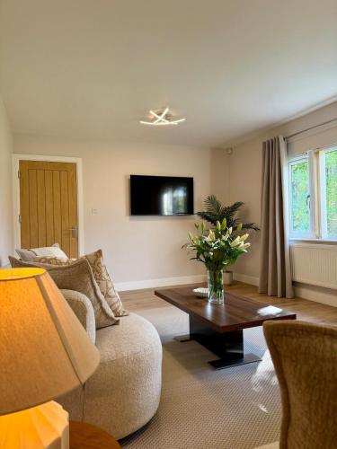 a living room with a couch and a table at Spacious Modern 4BR Nottingham City- QMC- Uni in Nottingham