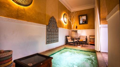 ein Pool mitten in einem Raum mit einem Zimmer in der Unterkunft Riad Dama & Spa in Marrakesch