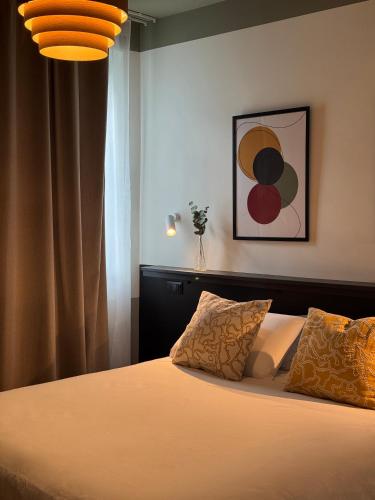 a bedroom with a bed and a painting on the wall at Foresteria 33 in Ghedi