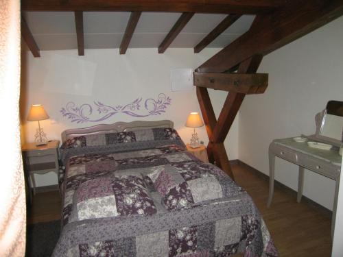 オーブテール・シュル・ドロンヌにある"Côté plage"のベッドルーム1室(ベッド1台、テーブル2台、ランプ2つ付)