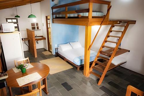 a room with a bunk bed and a table at Morada da Lua - Juquitiba in Juquitiba