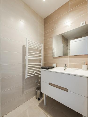 a bathroom with a sink and a mirror at La porte de Moret in Moret-sur-Loing