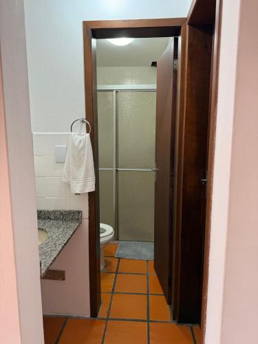 eine offene Tür zu einem Badezimmer mit Toilette in der Unterkunft Prédio Jaque in Garopaba