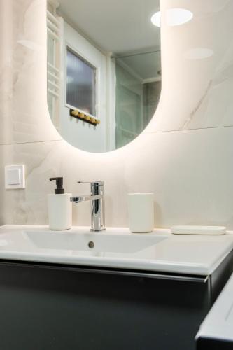 Micha's 2BR Apartment in Koukaki - Central Athens