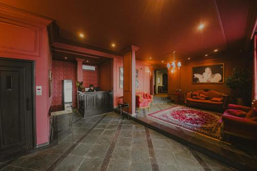 a large living room with pink walls and a living room at Zagat Classic Hotel in Foz do Iguaçu