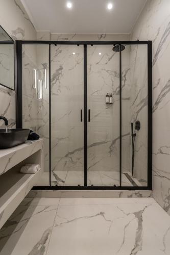 Elegant City Apartment at Alexandras Ave