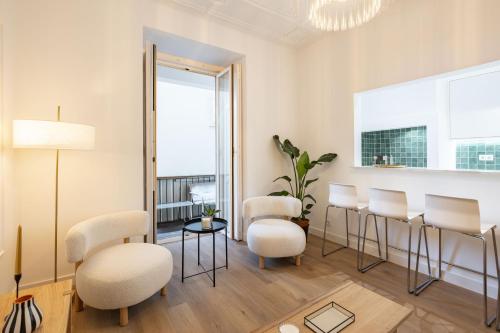 Modern Central Haven 4 BR Sleeps 10 wAC