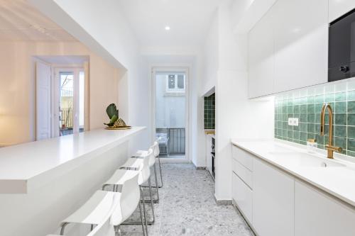 Modern Central Haven 4 BR Sleeps 10 wAC