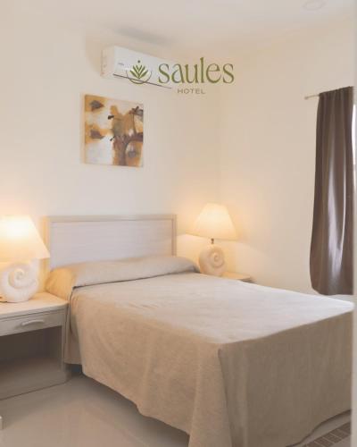 a bedroom with a bed and a sign on the wall at Saules Sueño in Cancún